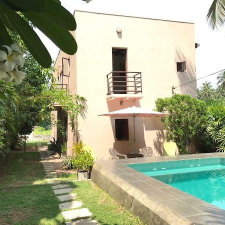 Sri Beach Bungalows And Villa Маравила Экстерьер фото