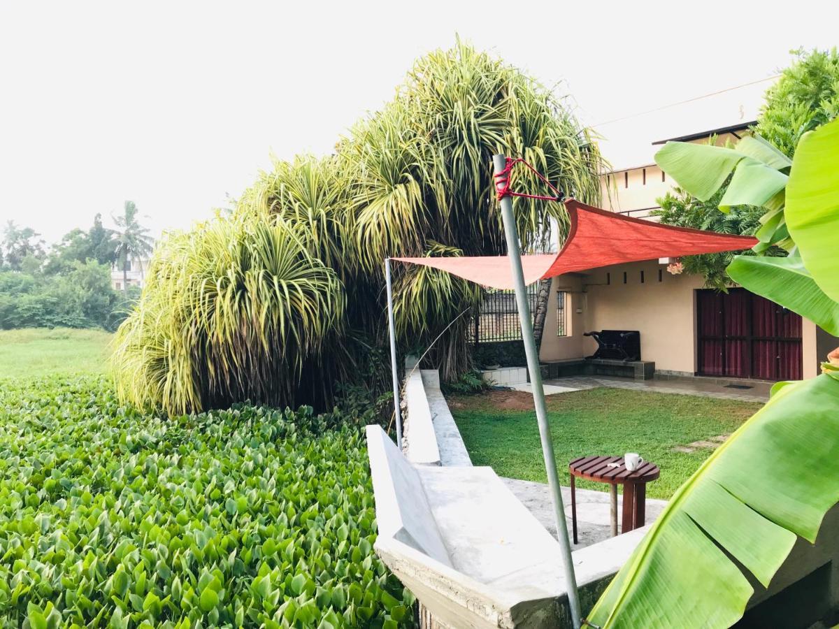 Sri Beach Bungalows And Villa Маравила Экстерьер фото