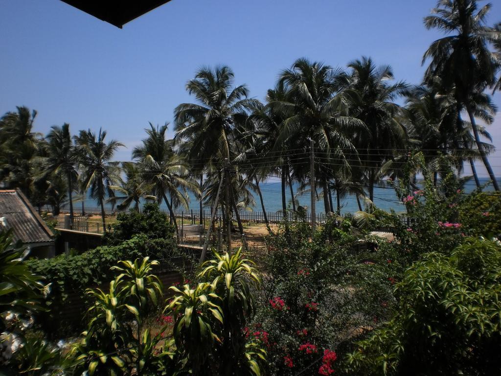 Sri Beach Bungalows And Villa Маравила Экстерьер фото