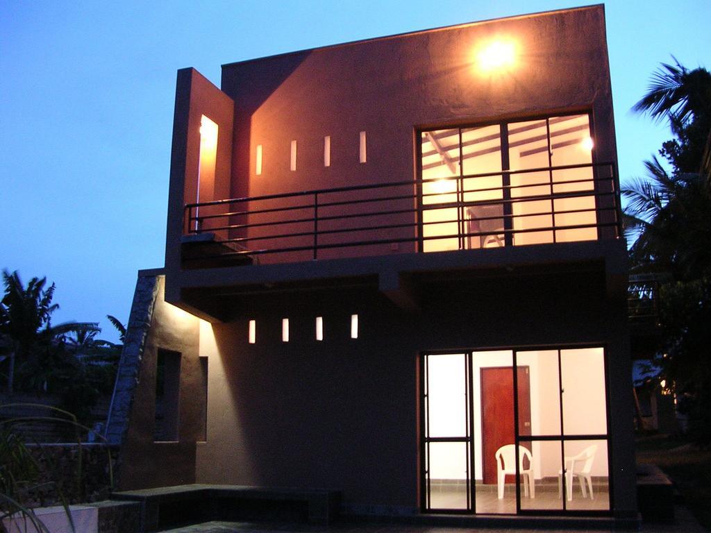 Sri Beach Bungalows And Villa Маравила Экстерьер фото