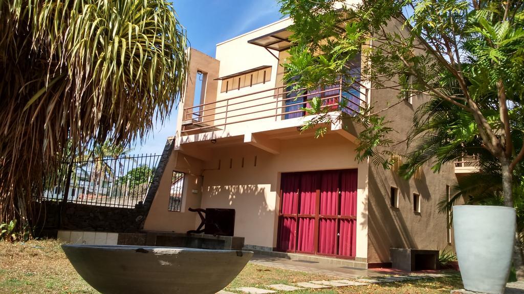 Sri Beach Bungalows And Villa Маравила Экстерьер фото