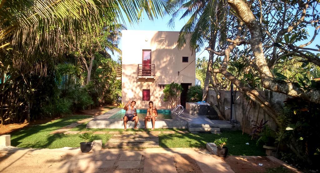Sri Beach Bungalows And Villa Маравила Экстерьер фото