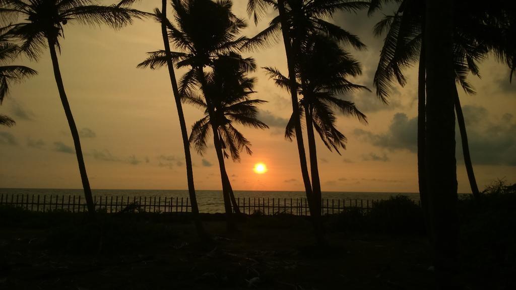 Sri Beach Bungalows And Villa Маравила Экстерьер фото