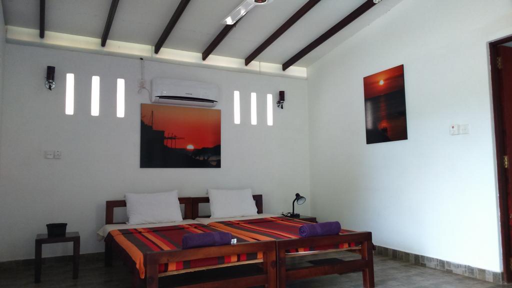 Sri Beach Bungalows And Villa Маравила Экстерьер фото