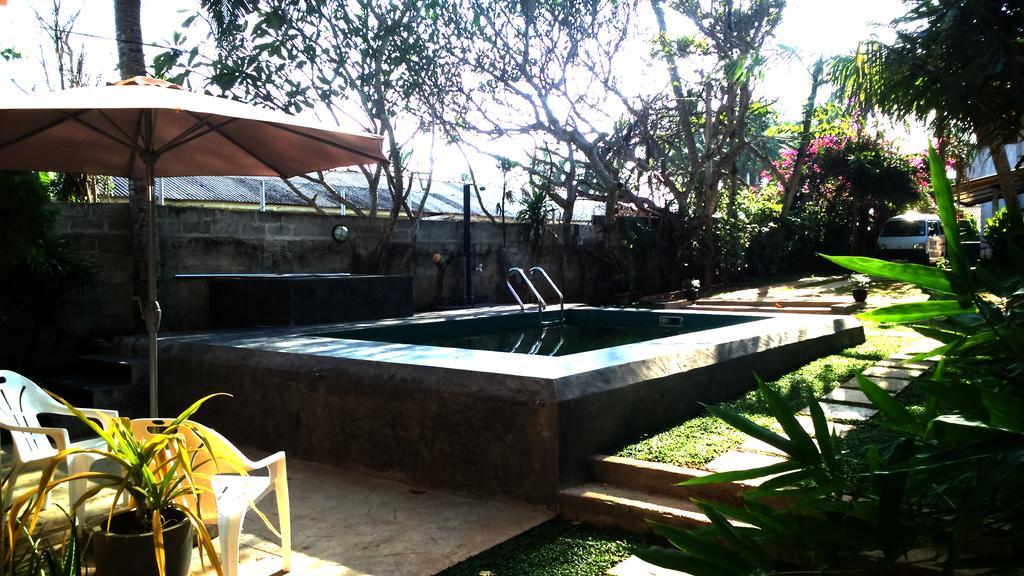 Sri Beach Bungalows And Villa Маравила Экстерьер фото