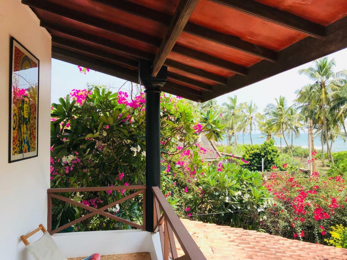 Sri Beach Bungalows And Villa Маравила Экстерьер фото