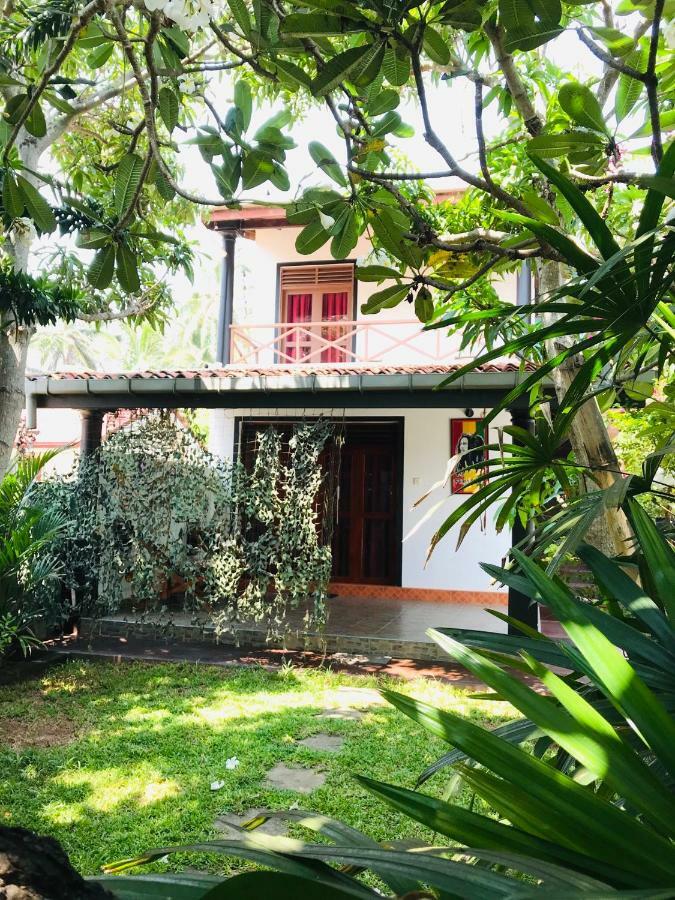 Sri Beach Bungalows And Villa Маравила Экстерьер фото