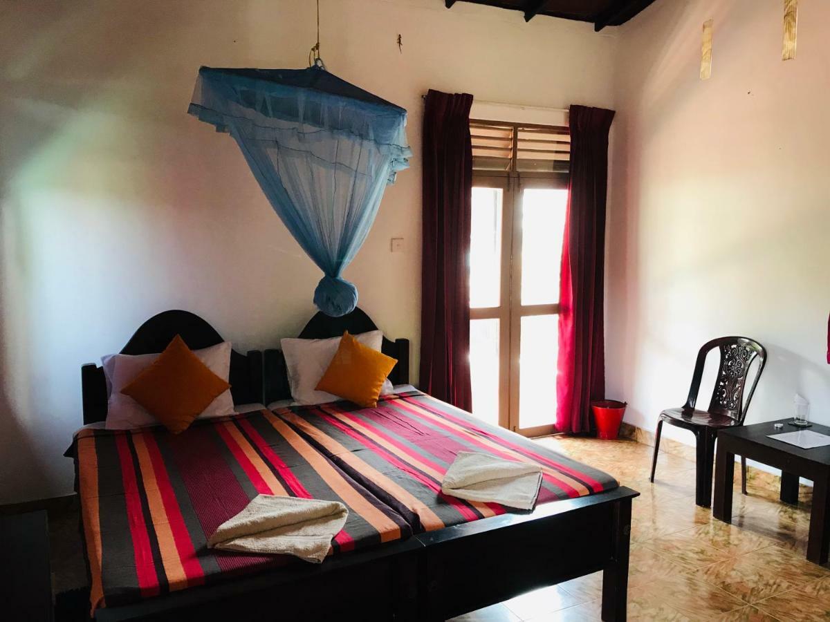 Sri Beach Bungalows And Villa Маравила Экстерьер фото